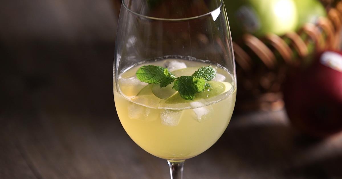 Summer drink „Green Sapple“ South Tyrol