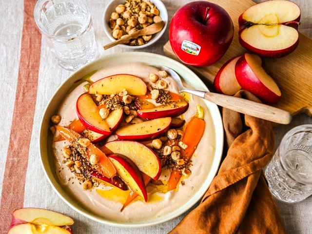 geroesteter-red-delicious-mit-moehren-und-gewuerzcrumble-dazu-cremiger-miso-joghurt-6