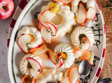 Vanilla panna cotta with glazed apples