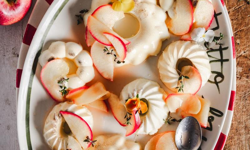 Vanilla panna cotta with glazed apples