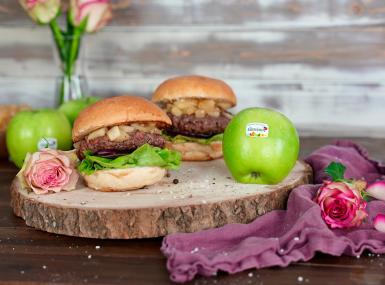Beef burgers with apple relish