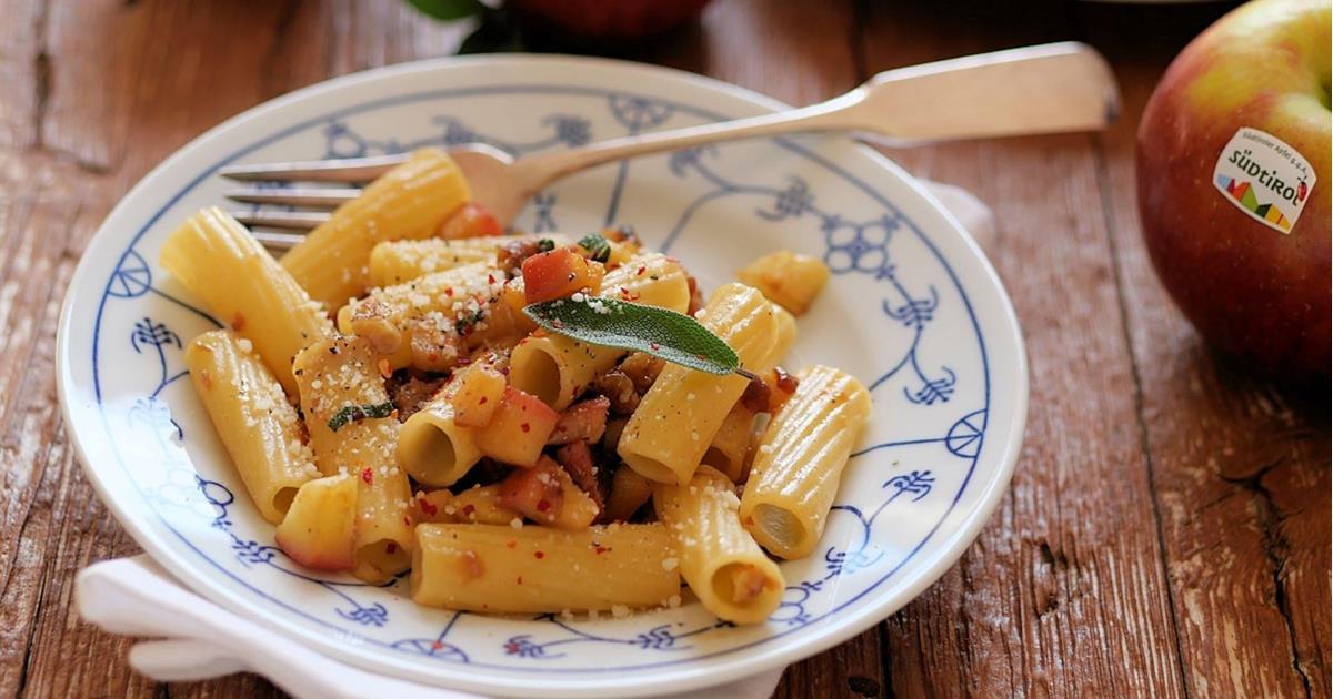 Recipe: pasta with caramelised onions, apples and sage