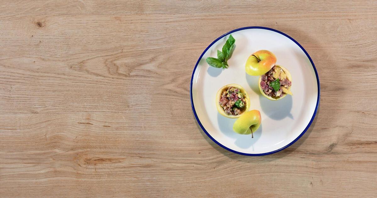 Beef tartar with Golden Delicious from South Tyrol and walnuts