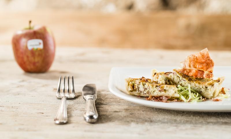 Leek quiche with Speck and apples