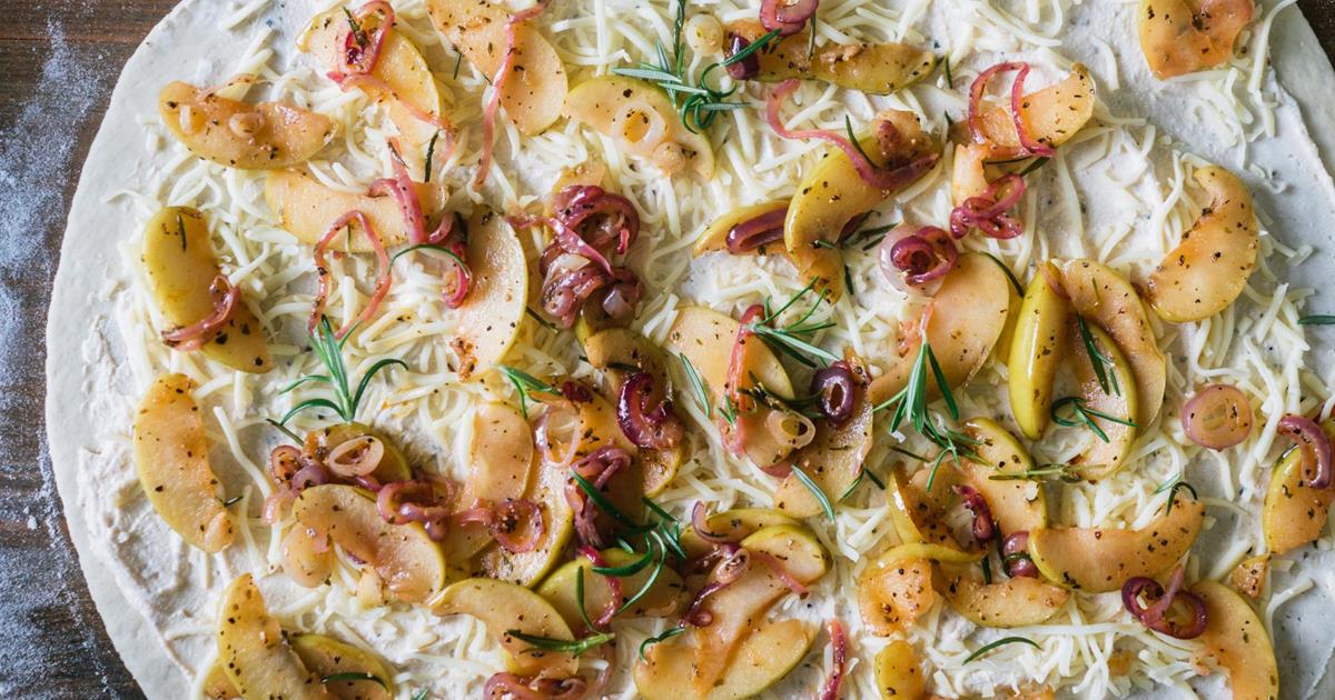 Crispy apple pizza with Granny Smith PGI and ricotta