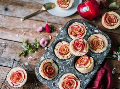 Muffins with apple roses