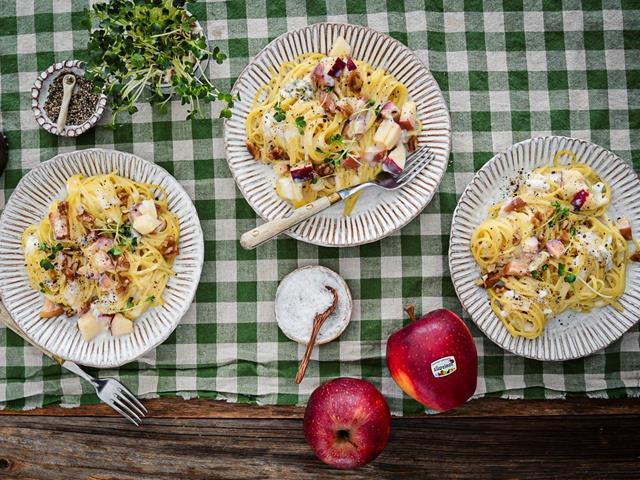 Pasta with blue cheese, Südtiroler Apfel PGI and w