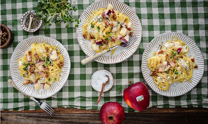 Pasta with blue cheese, Südtiroler Apfel PGI and w