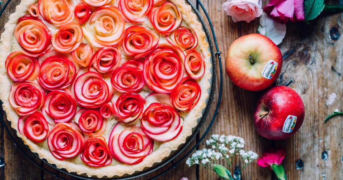 Apple rose tart with vanilla pudding: a sweet rose blossom