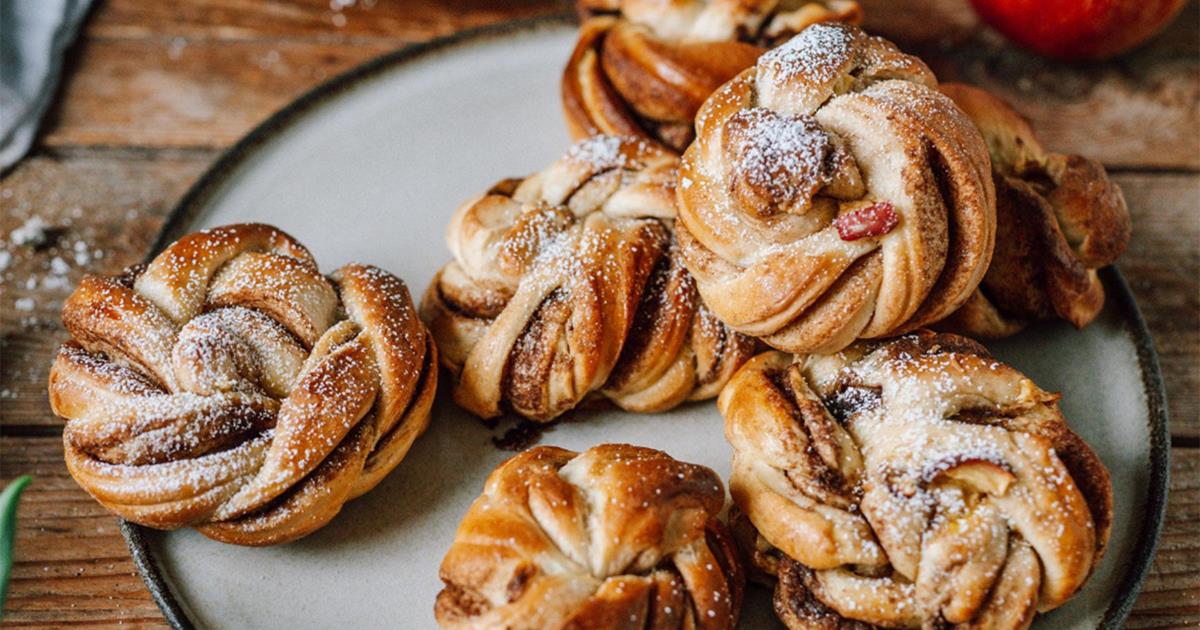 Apple & cinnamon knots: Traditional ingredients with a twist